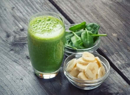 Frullato con spinaci e banane.