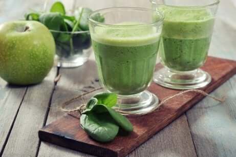 Frullato verde per la colazione.