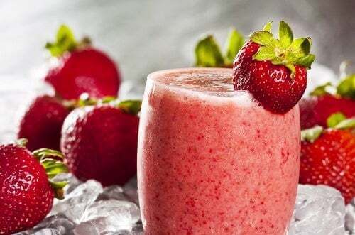 Frullato di avena e fragola a colazione.