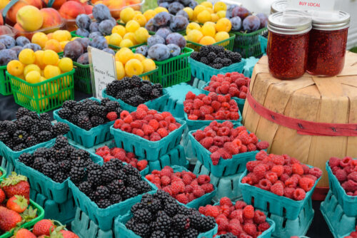 Frutta di diverso tipo al supermercato.