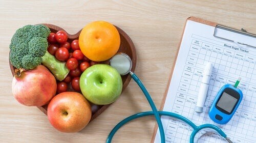 Frutta e misuratore di glicemia per calcolare la flessibilità metabolica.