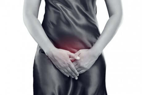 Donna prova dolore al basso ventre per un'infezione delle vie urinarie.