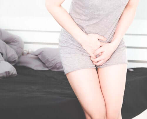 Donna con un'infezione urinaria e fastidio nell'urinare.