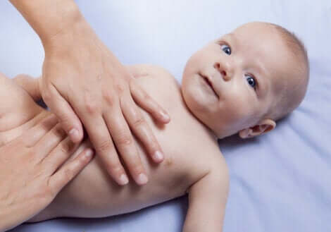 Probiotici per i neonati e massaggio contro le coliche.