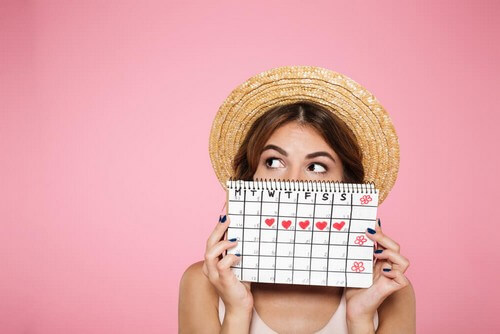 Ragazza con calendario delle mestruazioni.
