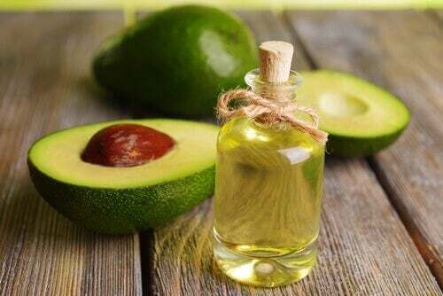 Olio di avocado e i benefici per i capelli.