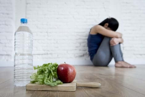 Ragazza che è ossessionata dalla dieta. 