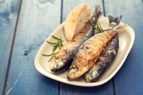 Pesce arrostito in una dieta saziante.