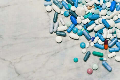 Pillole e compresse di antiacidi.