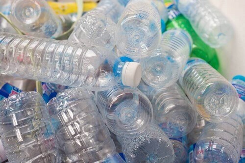 Gli obesogeni sono presenti soprattutto nelle bottiglie di plastica.