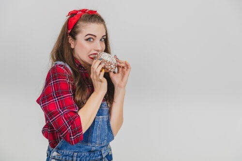 Ragazza che mangia cibo caduto a terra.