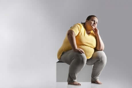 Ragazza obesa non svolge la corretta igiene posturale.