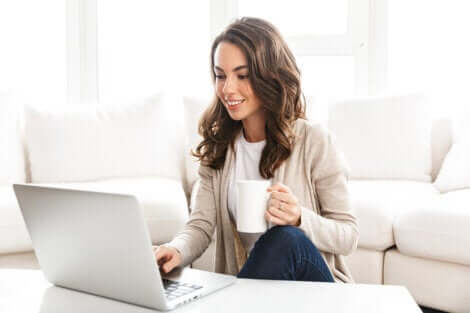 Ragazza sorridente davanti al computer.
