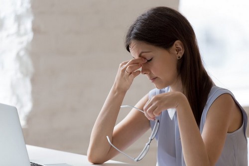 Ragazza stanca per il troppo lavoro.