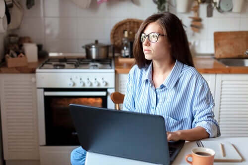 Donna che svolge il telelavoro.