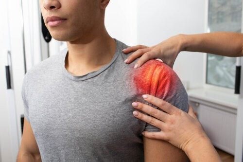 Tendinite alla spalla: sintomi, cause e trattamento
