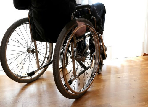 Persona con la sclerosi multipla sulla sedia a rotelle.