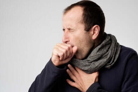 Uomo con tosse secca tra i sintomi della polmonite atipica.