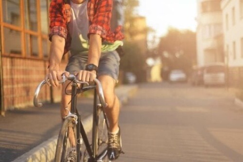 Uomo in bici in città.