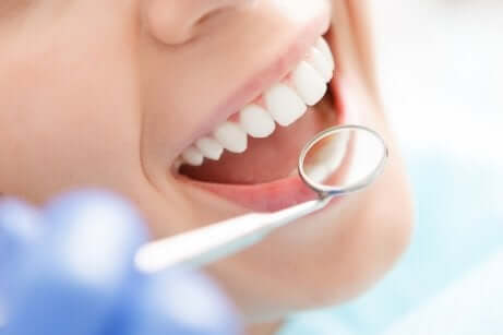 Ispezione della cavità orale durante una visita odontoiatrica.