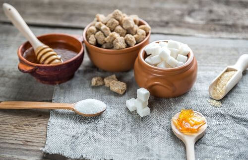 Diversi tipi di zuccheri semplici.