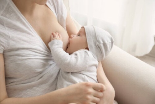 Allattamento al seno del neonato.