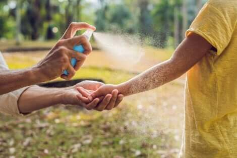 Repellente per insetti sul bambino.