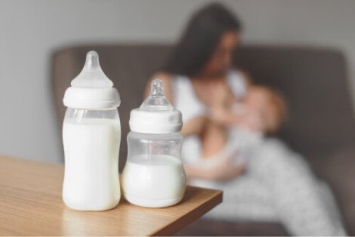 Biberon e poppata del neonato.