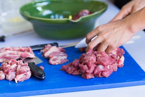 Contaminazione crociata tra carne e verdura.
