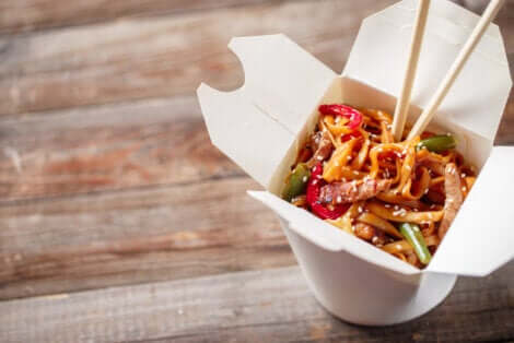 Cibo thailandese in contenitore di carta.