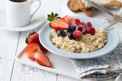 Colazione con avena e frutta.