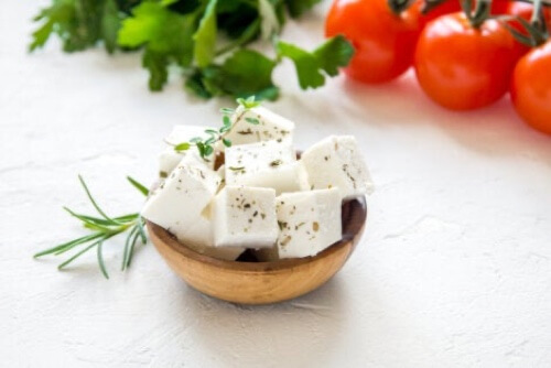Feta a cubetti in una ciotola.