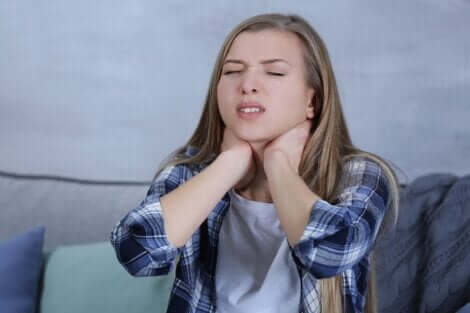 La faringite virale è causa di dolore alla gola.