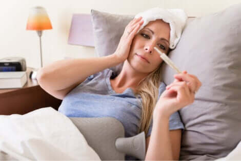 Donna a letto con febbre e cefalea.