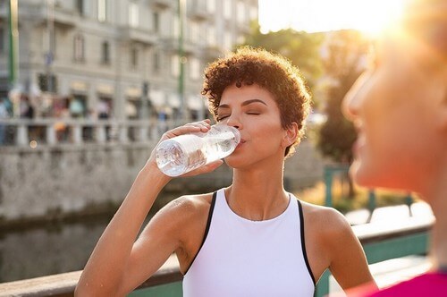 Donna che beve acqua.