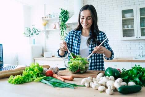 Donna che prepara una insalata.