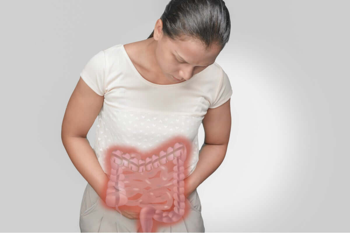 Donna piegata in due a causa del dolore al colon-retto.