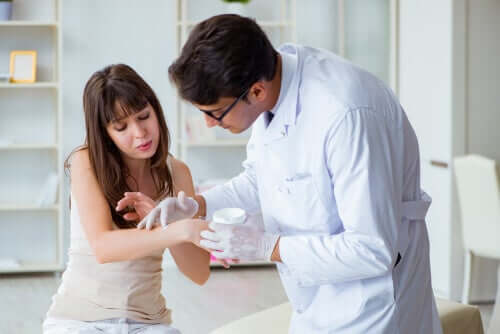 Rash cutaneo: sintomi, cause e trattamento