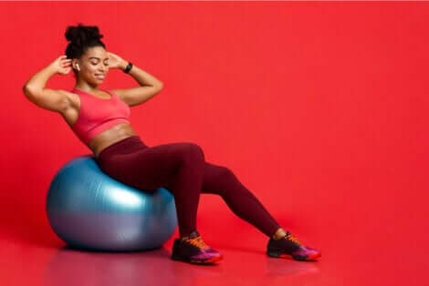 Donna che esegue crunch sulla palla di stabilità.