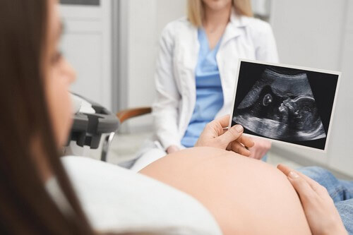 Donna che guarda ecografia del feto.