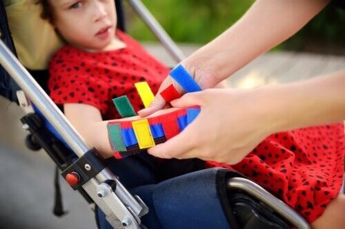 Bambino con epilessia nel passeggino.