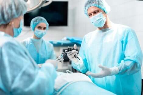Equipe chirurgica durante laparoscopia.