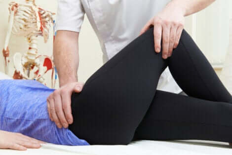 Fisioterapista svolge esercizi per la borsite trocanterica. 