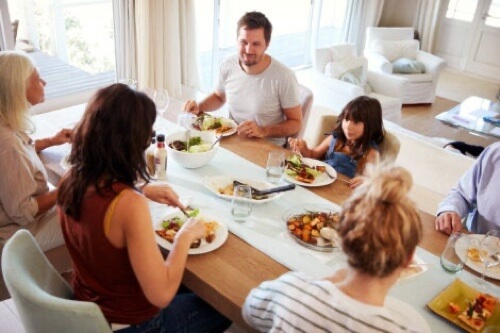 Famiglia a tavola durante il pranzo.