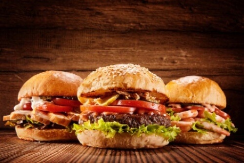 Hamburger e cibi da fast food sono da evitare per ridurre il consumo di sodio.
