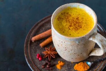 Benefici della tisana alla curcuma e come prepararla