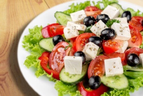 Insalata con formaggio e verdure.