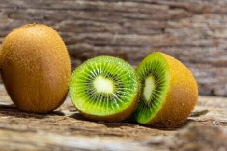 Il kiwi rientra tra la frutta a colazione.