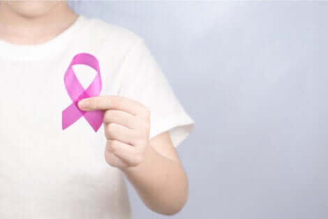 Il nastro rosa è il simbolo della lotta contro il cancro al seno.