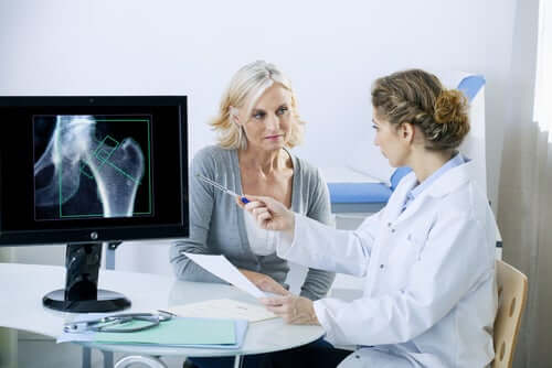 Medico e paziente con osteoporosi.